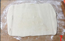 7、原味香酥饼 ,轻轻擀开,再次擀成长方形的饼