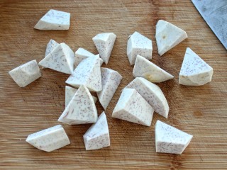 2、香酥芋泥卷,芋头去皮洗净后切块状