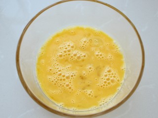 5、香酥芋泥卷,鸡蛋打散备用