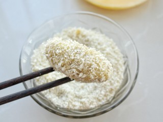 9、香酥芋泥卷,最后裹上面包糠