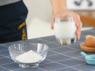 1、元气满满鸡蛋饼,活力的早晨从一份美好的早餐开始!,牛奶加入面粉成糊状。