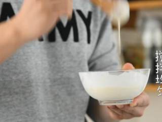 2、元气满满鸡蛋饼,活力的早晨从一份美好的早餐开始!,搅拌均匀。