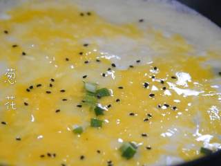 5、元气满满鸡蛋饼,活力的早晨从一份美好的早餐开始!,撒些黑芝麻和葱花。