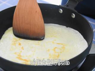 6、元气满满鸡蛋饼,活力的早晨从一份美好的早餐开始!,鸡蛋定型后翻面。
