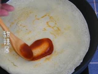 7、元气满满鸡蛋饼,活力的早晨从一份美好的早餐开始!,涂抹一层甜辣酱。