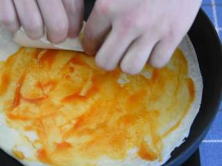 8、元气满满鸡蛋饼,活力的早晨从一份美好的早餐开始!,放一根香肠，卷好。