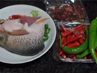 1、香辣鱼片,所有的食材准备好，鱼请卖主片成的鱼片