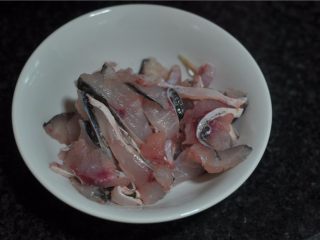 2、香辣鱼片,将鱼片切成小块