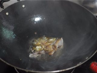 3、香辣鱼片,油锅爆香少许姜丝，将鱼头煎香