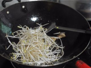 4、香辣鱼片,将豆芽菜倒进去翻炒