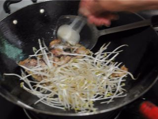 5、香辣鱼片,放盐调味，翻炒几下，沿着锅边淋入半碗水