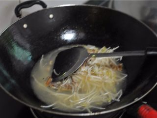 6、香辣鱼片,将豆芽菜捞起来，