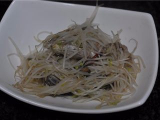 7、香辣鱼片,铺在碗底