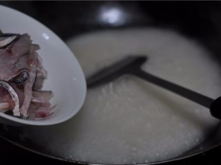 8、香辣鱼片,烧开半锅水，将鱼片倒进去