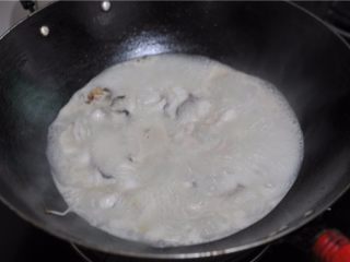 9、香辣鱼片,汆烫至熟