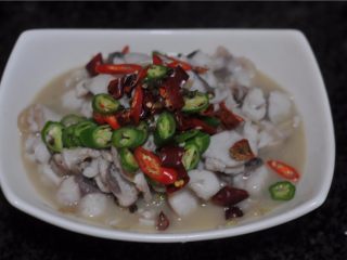 10、香辣鱼片,捞出来，摆放在碗里，将所有的辣椒段洒在上面