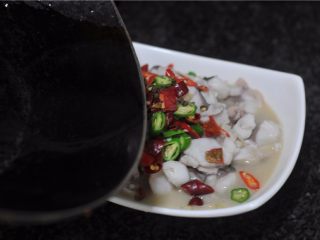 11、香辣鱼片,油烧热，淋在上面即可