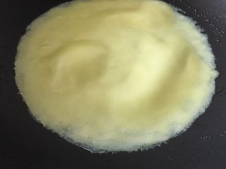 5、可丽饼,小火慢慢煎，待中间鼓起小包，边缘开始冒出小油泡后，轻轻翻过另一面。