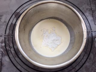 8、可丽饼,制作馅料。淡奶油加糖粉打发，七八分发即可。