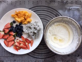 9、可丽饼,准备好各种你喜欢的水果，切成你喜欢的形状即可。