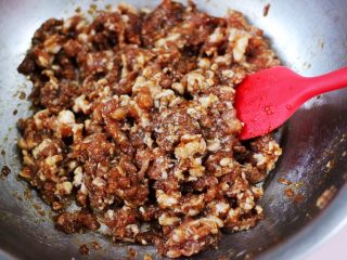 3、翠玉猪肉韭菜饺子,把所有食材顺时针方向搅拌上劲。