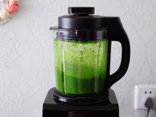 7、翠玉猪肉韭菜饺子,破壁机里放入10个洗净的菠菜叶，再加入适量的水，放入少许盐榨成汁。