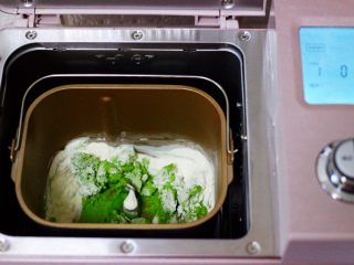 9、翠玉猪肉韭菜饺子,启动东菱面包机的和面程序。