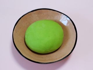 10、翠玉猪肉韭菜饺子,和好的的面团用手揉圆后，静置30分钟。