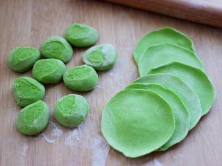 12、翠玉猪肉韭菜饺子,摁扁后用擀面杖擀成圆形薄面皮。