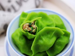 14、翠玉猪肉韭菜饺子,好吃又营养的翠玉猪肉韭菜饺子就出锅啦，嘻嘻，宝贝忍不住偷偷咬了一口。