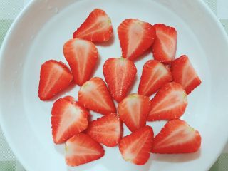 2、高颜值 草莓????益力多 ,????洗干净切好备用