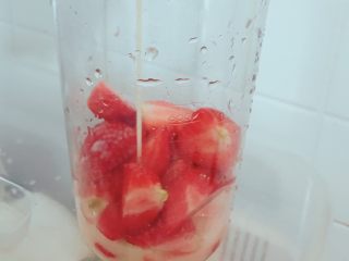 5、高颜值 草莓????益力多 ,把????放底下 倒入益力多