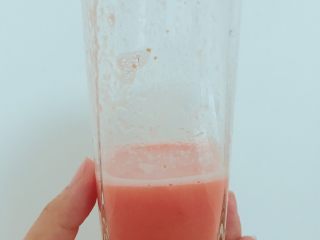 7、高颜值 草莓????益力多 ,打完就试了一小口 然而这一小口就喝下去了  才想起来拍照 ????