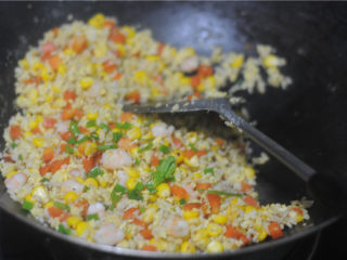 11、虾仁炒饭,撒上葱花即可出锅