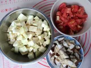 2、素味茄丁面,茄子洗净去皮切成丁，西红柿切小块，香菇盐切成丁。