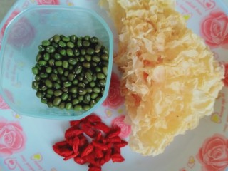1、绿豆雪耳汤,用到的食材