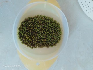 2、绿豆雪耳汤,绿豆热水泡2小时