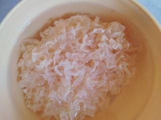 3、绿豆雪耳汤,雪耳泡半小时
