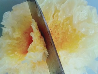 5、绿豆雪耳汤,把雪耳的根部去掉