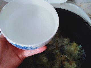 8、绿豆雪耳汤,像这样大小的碗,放6碗水