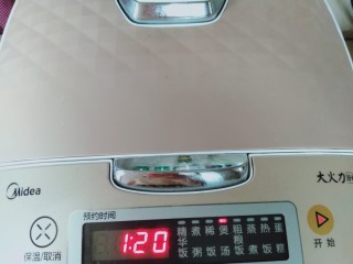 9、绿豆雪耳汤,盖上盖子,按煲汤键开始煮