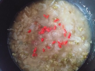 11、绿豆雪耳汤,枸杞也撒下去,盖上继续煮