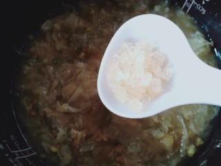 10、绿豆雪耳汤,煮到剩下10分钟的时候,把冰糖放进去(冰糖按个人口味,量的多少适量加)