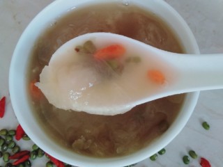 15、绿豆雪耳汤,迫不及待,先喝一碗,非常好喝。剩下的凉了放冰箱里,冰镇后饮用效果更佳哦!