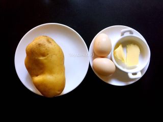 1、蛋烤土豆塔,首先准备食材:土豆1个、鸡蛋1个（我的是土鸡蛋，很小，所以用了两个）、黄油6g-8g