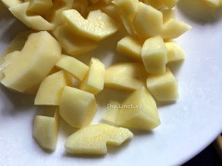 4、蛋烤土豆塔,洗净的土豆切成小块