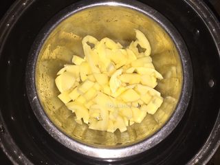 5、蛋烤土豆塔,切小的土豆放入蒸锅中蒸熟