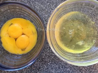 6、蛋烤土豆塔,鸡蛋蛋黄与蛋白分离，取蛋黄待用（蛋黄量取决于鸡蛋大小）