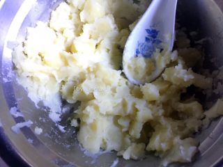 7、蛋烤土豆塔,接着将蒸熟的土豆用勺子趁热压成土豆泥