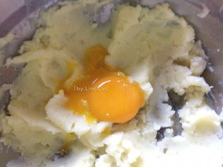 8、蛋烤土豆塔,再加入蛋黄2个